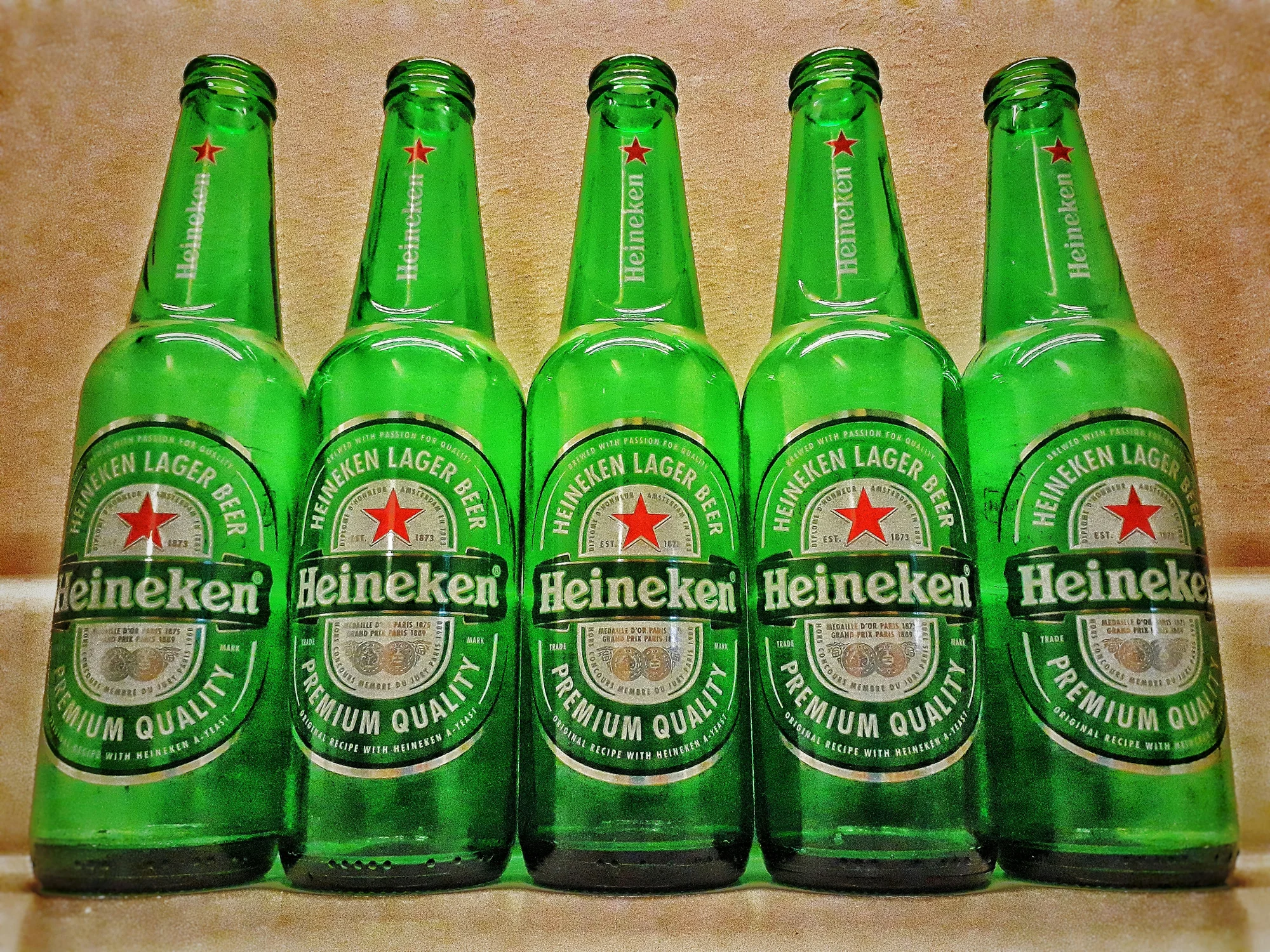 Garrafas de Heineken geladas