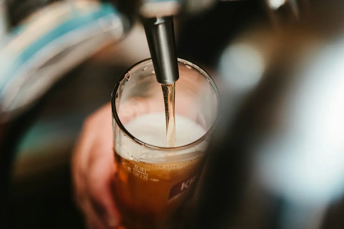 Cerveja sendo servida
