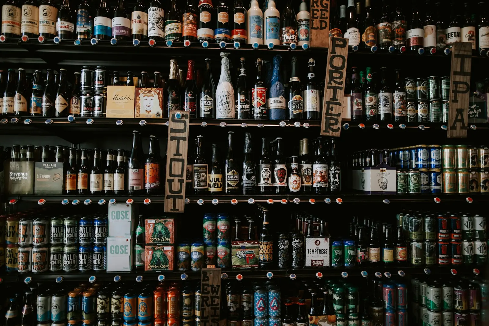 Prateleiras de bebidas de um depósito