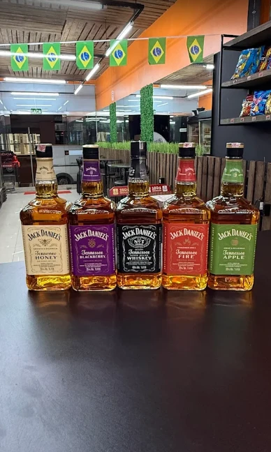 Seleção de whiskies no balcão da Adega do Bexiga
